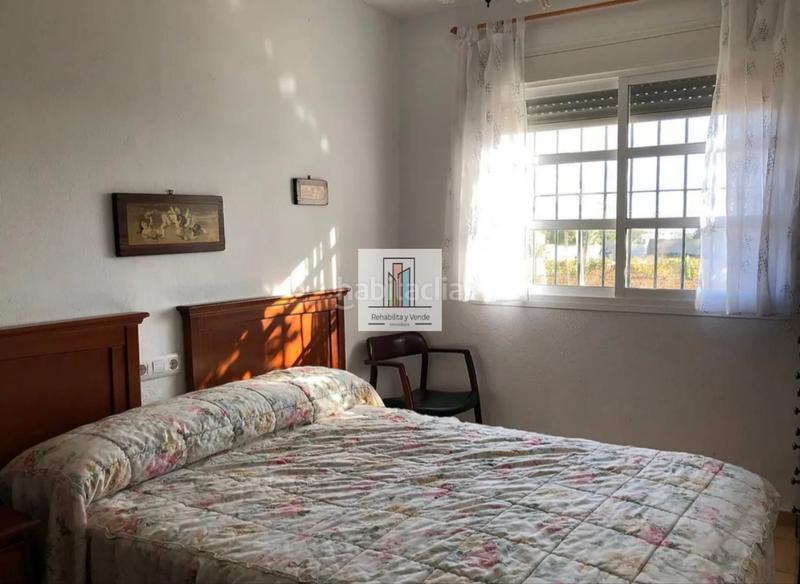 Foto 16dffc7f-8367-40b3-858d-73aed6acbf42. Xalet amb xemeneia aparcament piscina a La Barrosa Chiclana de la Frontera