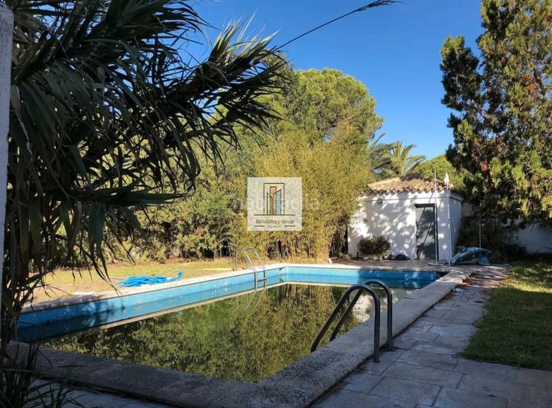 Foto d4fa7871-507f-4d9b-b15a-f2ed8c51e6f9. Xalet amb xemeneia aparcament piscina a La Barrosa Chiclana de la Frontera