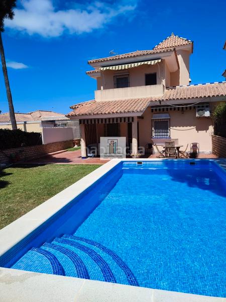 Foto 77724cd2-525f-4f98-9aec-24a85e5035f0. Chalet avec cheminée parking piscine dans La Barrosa Chiclana de la Frontera