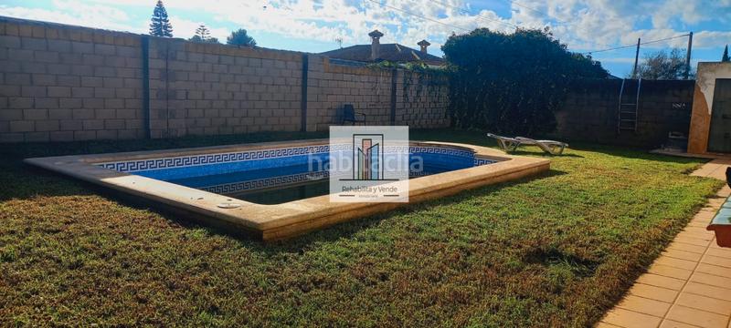 Foto 0526dd85-7d47-4ca2-8ed2-e60ee879bc59. Chalet avec parking piscine dans Las Lagunas - Campano Chiclana de la Frontera