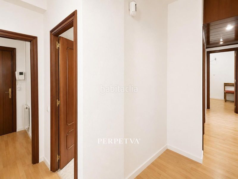 Foto 011d3308-9e00-4863-a4ed-78967c27e6ba. Pis amb aparcament a Sants Barcelona