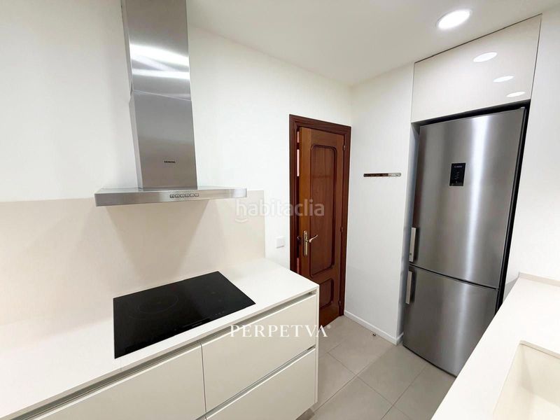 Foto ae7d3b7c-b8d6-44ae-9bf9-8f1bc8998f84. Pis amb aparcament a Sants Barcelona