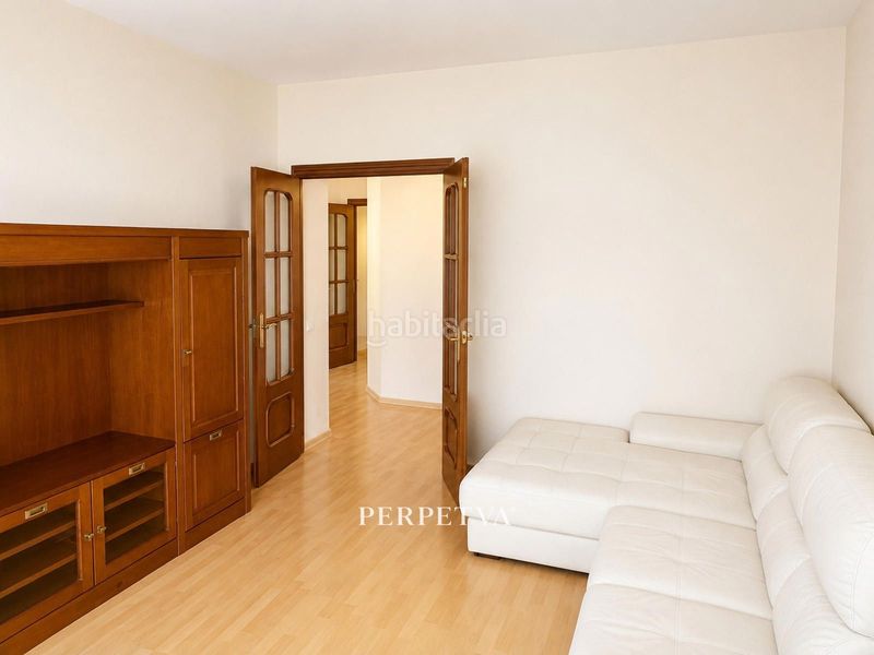 Foto e5691ad8-fb8f-405d-99d7-2e03f540a18b. Pis amb aparcament a Sants Barcelona