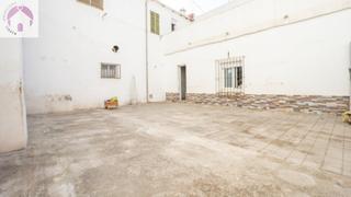 Country house  Avenida avenida de andalucia. Casa y local comercial en gran terreno de 420 m2