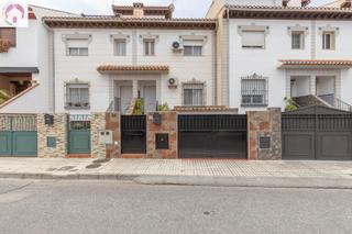 Casa adossada a Ogíjares. Adosada con patio de 60 m2 en ogijares