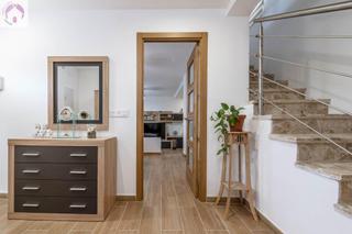 Casa adossada a Plaza de la constitución 5. Comodidad calidad y ubicacion perfecta tu nueva casa