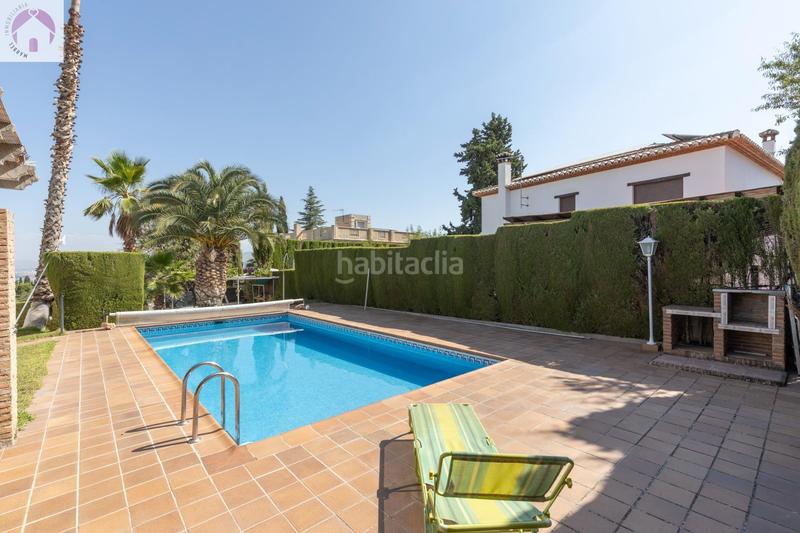 Foto 1262e1b6-7e3a-4627-ba36-f39369a16346. Chalet en calle calle del lirio precioso chalet independiente en Gójar