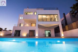 Chalet  Calle cenes de la vega 31. Chalet minimalista de diseño moderno en venta en la zubia.
