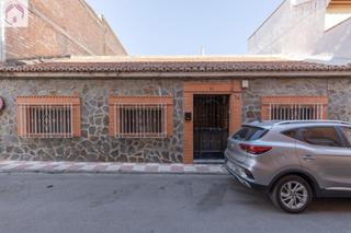 Maison à Avda. De los Ogíjares. Oportunidad en armilla amplia casa de 250 m para reformar a tu g