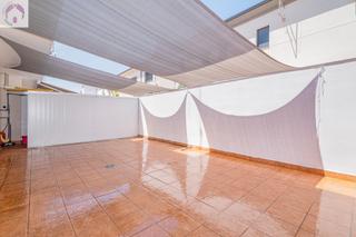 Maison jumelée à Purchil. Chalet adosado de estilo moderno en la entrada de vegas del geni