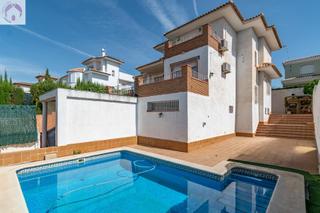 Chalet à Villa de Otura. Tu refugio en la urbanización cortijo de la luz