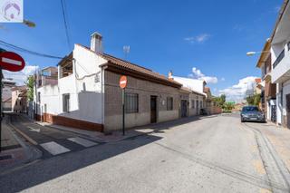 Casa  Nueva (cer). Amplia vivienda en barrio de los periodistas!