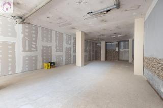 Local commercial à Huétor Vega. Local en calle real de huetor vega.