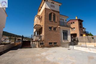 Chalet in Dílar. Chalet independiente con piscina en cañadas del parque