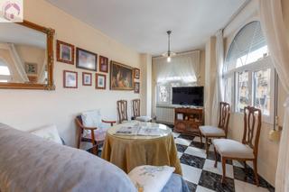 Haus in La Zubia Ciudad. Casa independiente, terraza en ático y locales