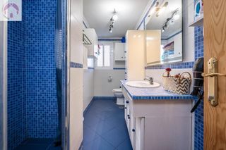 Appartamento in Calle francisco de paula vallad 3. Venta de piso en cartuja de 3 dormitorios semireformado y totalm