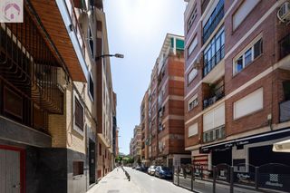 Pis a Calle marques de mondejar 11. Piso junto calle alhamar