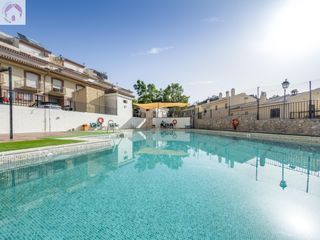 Casa adossada  Calle tiberio 7. Casa de 4 dorm. reformada. en urb. privada con piscina com.