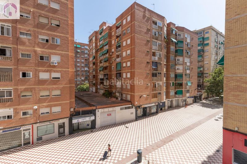 Foto b6d72b4a-2a28-492e-be07-efe4addee483. Piso  junto plaza de la hipica avenida de america en Granada