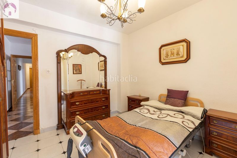 Foto d568a1d6-d24c-4868-8f16-4a4304eb49fd. Piso  junto plaza de la hipica avenida de america en Granada