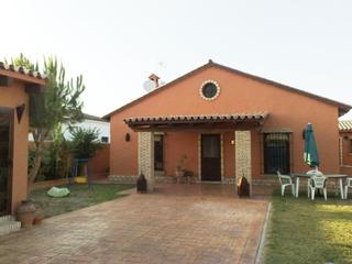 Maison à La Barrosa. Chalet con estilo rústico y bungalow independiente en parcela de