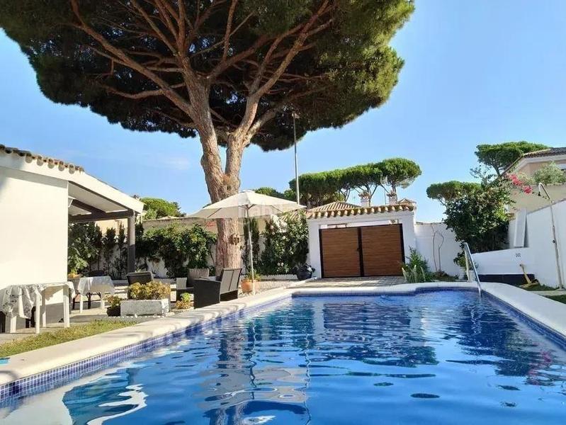 Foto 4279b59a-1d66-4b95-99a6-ccfd63dec54f. Chalet  con jardín privado y piscina a pocos minutos de la barrosa en Chiclana de la Frontera