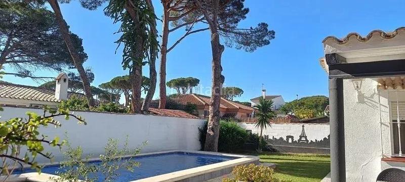 Foto f19a90d5-4c44-44fb-aa25-0e4d2a3cc006. Chalet  con jardín privado y piscina a pocos minutos de la barrosa en Chiclana de la Frontera