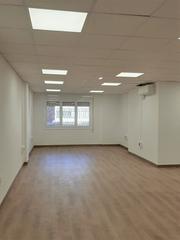 Miete Büro in Carrer de tarragona 88. Despacho interior a patio de manzana, luminoso. reformado con su