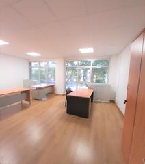 Location Bureau à Carrer de tarragona 84. Despacho exterior luminoso con suelo de parquet y aire acondicio