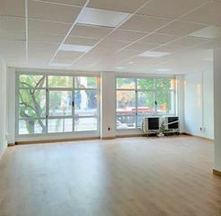 Location Bureau à Carrer de tarragona 84. Despacho exterior muy luminoso con parquet y aire acondicionado