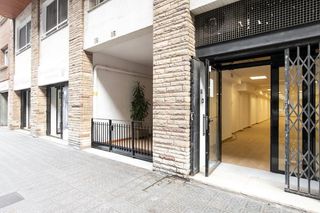 Lloguer Local Comercial a Carrer de còrsega 112. Local comercial reformado con suelo de parquet y diáfano, consta