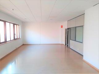 Miete Büro in Carrer d'ignasi iglesias 21. Despacho en buen estado, varias estancias, muy luminoso.