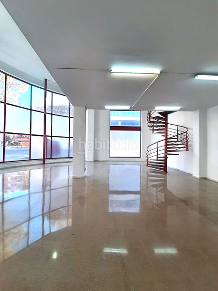 Foto 04e2107f-37db-4553-9bca-263544f24598. Alquiler local comercial en carrer d'ignasi iglesias 17 local a dos alturas (137,68 m2 planta baja + 36,56 m2 de altillo. puerta de acceso directo a calle para carga y descarga. en Cornellà de Llobregat