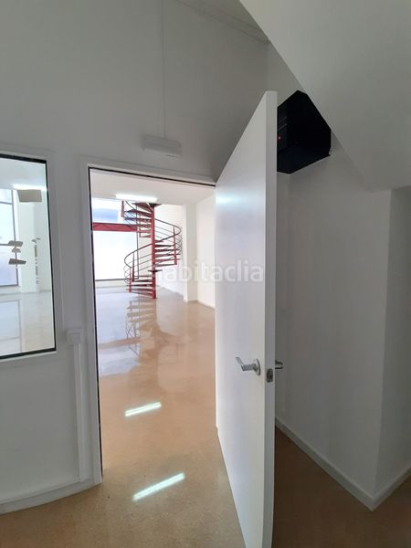 Foto 6497dcce-e872-47cc-ab3a-ae2057313424. Alquiler local comercial en carrer d'ignasi iglesias 17 local a dos alturas (137,68 m2 planta baja + 36,56 m2 de altillo. puerta de acceso directo a calle para carga y descarga. en Cornellà de Llobregat