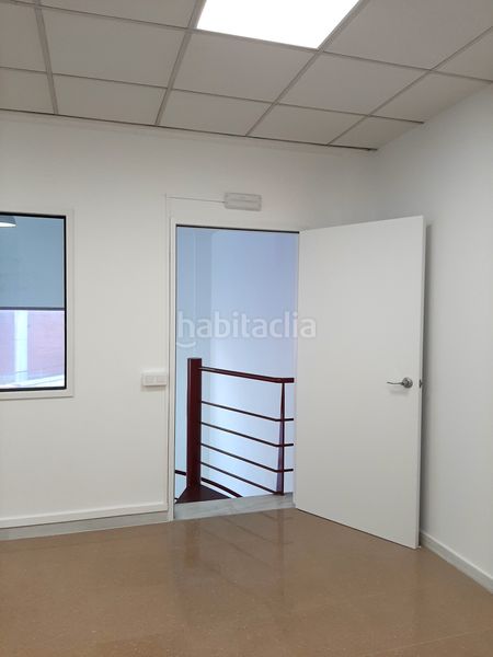 Foto 835a0fa6-0da8-4aae-ae2e-6aa0eff60711. Alquiler local comercial en carrer d'ignasi iglesias 17 local a dos alturas (137,68 m2 planta baja + 36,56 m2 de altillo. puerta de acceso directo a calle para carga y descarga. en Cornellà de Llobregat