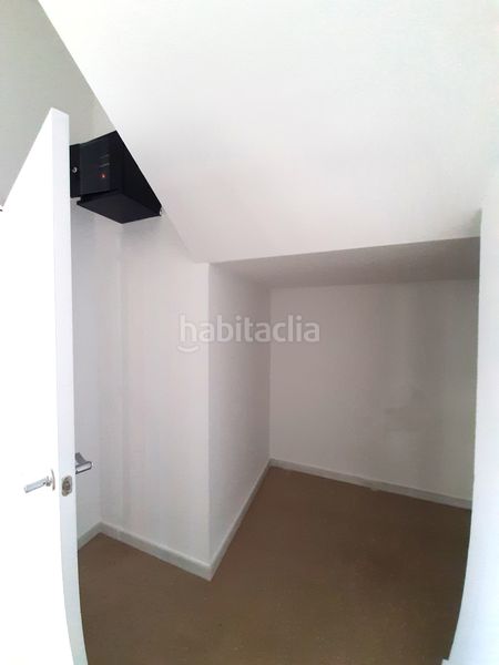 Foto 848d2550-5fa9-4f37-a696-c18a5d2c0634. Alquiler local comercial en carrer d'ignasi iglesias 17 local a dos alturas (137,68 m2 planta baja + 36,56 m2 de altillo. puerta de acceso directo a calle para carga y descarga. en Cornellà de Llobregat