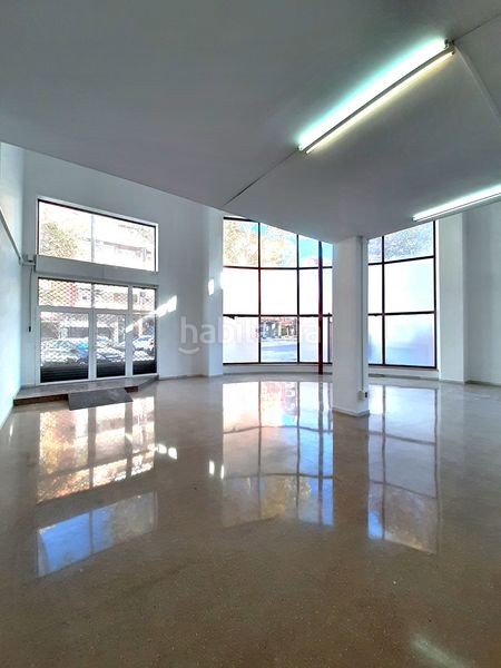 Foto c2f41b09-00a6-44ae-9e9a-6e940effc088. Alquiler local comercial en carrer d'ignasi iglesias 17 local a dos alturas (137,68 m2 planta baja + 36,56 m2 de altillo. puerta de acceso directo a calle para carga y descarga. en Cornellà de Llobregat
