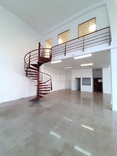 Foto d6c1dcda-3b0f-420e-a5b5-680fb6e3ee69. Alquiler local comercial en carrer d'ignasi iglesias 17 local a dos alturas (137,68 m2 planta baja + 36,56 m2 de altillo. puerta de acceso directo a calle para carga y descarga. en Cornellà de Llobregat