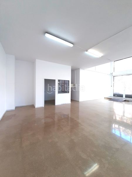 Foto e2168656-c712-46fc-8d97-08582894faae. Alquiler local comercial en carrer d'ignasi iglesias 17 local a dos alturas (137,68 m2 planta baja + 36,56 m2 de altillo. puerta de acceso directo a calle para carga y descarga. en Cornellà de Llobregat