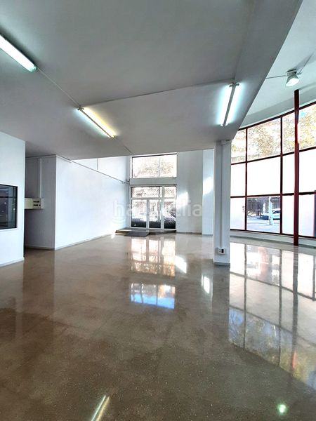Foto e9f019bc-5497-4223-b73d-9405c023f915. Alquiler local comercial en carrer d'ignasi iglesias 17 local a dos alturas (137,68 m2 planta baja + 36,56 m2 de altillo. puerta de acceso directo a calle para carga y descarga. en Cornellà de Llobregat