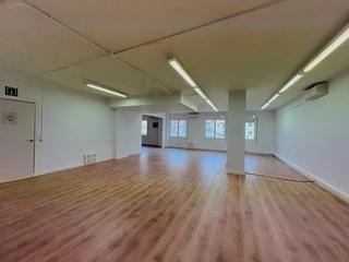 Alquiler Oficina  Carrer de tarragona 84-90. Despacho en buen estado, con parquet y ventanas de aluminio blan