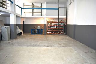 Local commercial en Calle atindana 2. Local comercial en vecindario