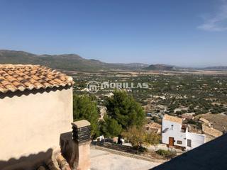 Mas à Calle luengo bajo 5. Casa de dos plantas en venta