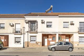 Maison jumelée à Maestro don santiago 4. Adosado en venta en santiponce, 3 dormitorios.