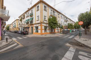 Appartement à Calle arzobispo guerrero 14. Piso hecho local haciendo esquina en la calle comercial del barr