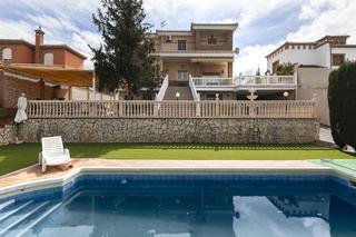 Xalet a Calle alhambra 4. Gran chalet independiente en lachar