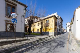 Semi detached house in Calle del chapiz 37. Casa con encanto a reformar en plena cuesta del chapiz. patio, v