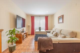 Casa adossada a Calle málaga 23. Espaciosa casa en venta en el padul