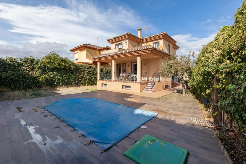 Foto d8fbff6a-efd7-40a7-a5f4-ddcafef8b9b5. Chalet en paseo tilos 3 estupenda vivienda en urb. los chopos de las gabias en Gabias (Las)
