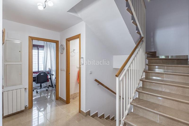 Foto c406b9de-88ae-46b0-a0f5-e7101caebeeb. Casa en calle de darwin 4 casa , junto al nevada. en Armilla